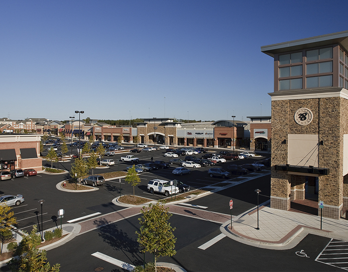cars in the parking lot and store exteriors at Dulles 28 Centre in Virginia
