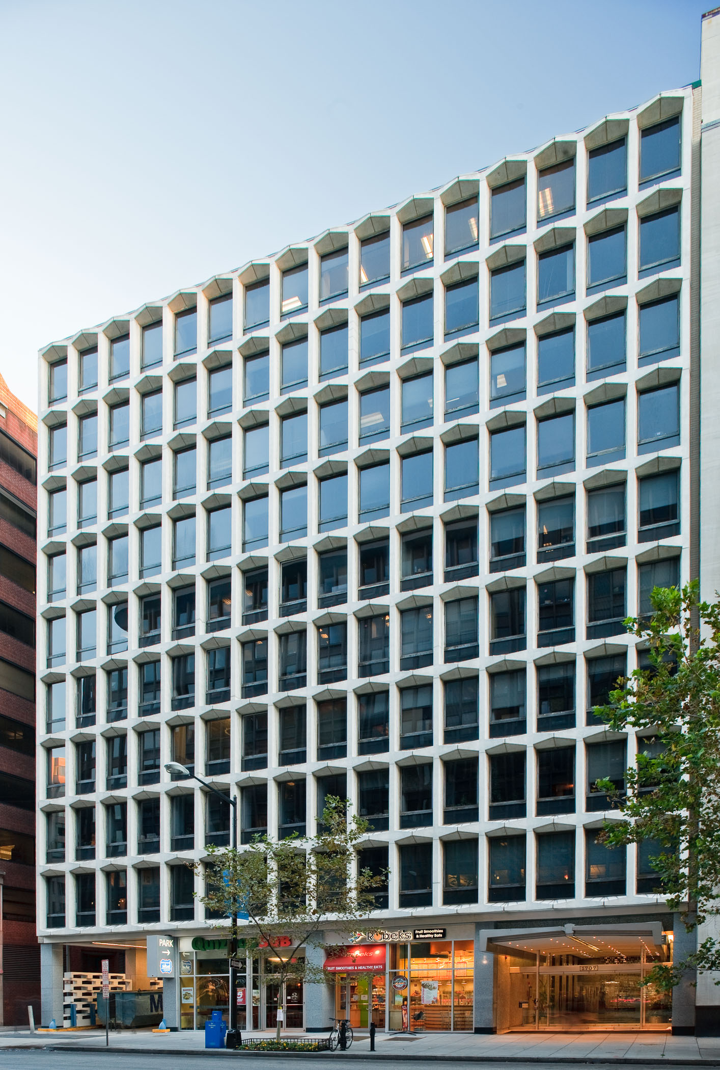 street level exterior of 1707 L Street NW