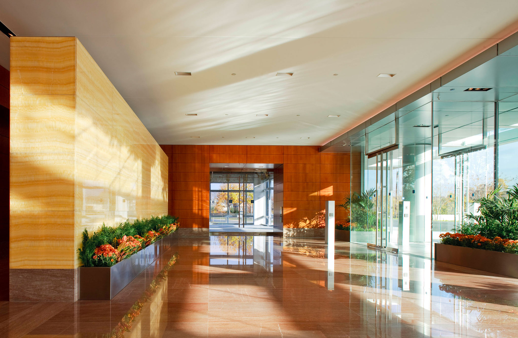 entrance and lobby at 2000 Tower Oaks