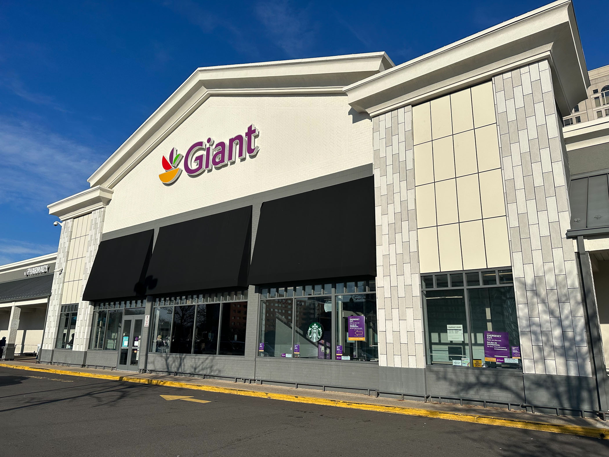 exterior storefront of Giant